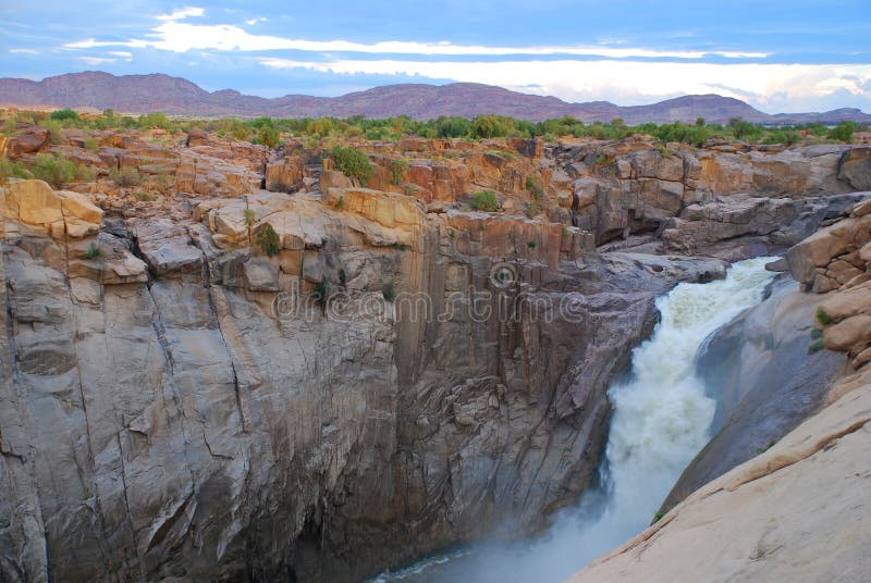 De oranje rivier in Augrabies valt Nationaal Park Noordelijke Kaap, Zuid-Afrika stock afbeelding De oranje rivier in Augrabies valt Nationaal Park Noordelijke Kaap, Zuid-Afrika stock afbeelding