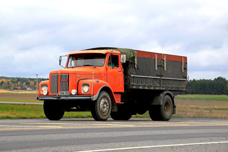 De oranje Super Vrachtwagen van Scania L85 op de Weg royalty-vrije stock afbeeldingen De oranje Super Vrachtwagen van Scania L85 op de Weg royalty-vrije stock afbeeldingen