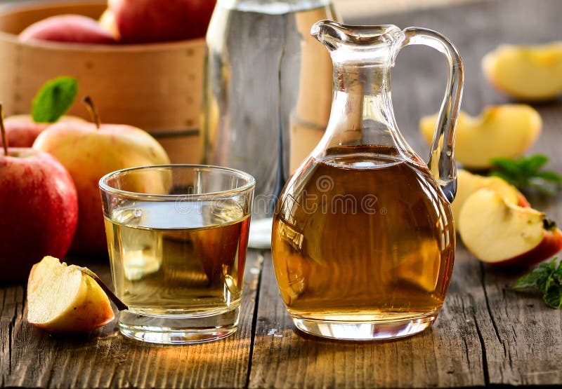 De organische azijn van de appelcider in een fles