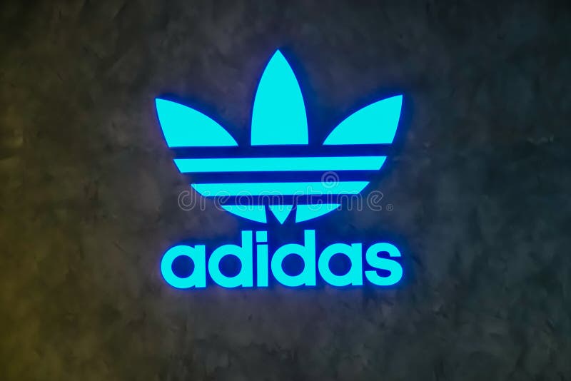 De Originele Opslag Van Logo Adidas Adidas is Een Multinationaal Bedrijf Dat Ontwerpen En Vervaardigt Schoenen, Kleding En Toebeh Redactionele Stock Foto - Image of ontwerp, 141263988