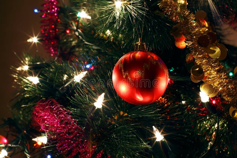 De ornamenten van de kerstboom, rode bal, klatergoud