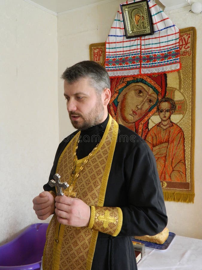 De orthodoxe ceremonie van het zuigelingsdoopsel thuis in Wit-Rusland stock foto De orthodoxe ceremonie van het zuigelingsdoopsel thuis in Wit-Rusland stock foto