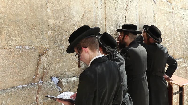 De orthodoxe Joodse Mens bidt bij de westelijke muur