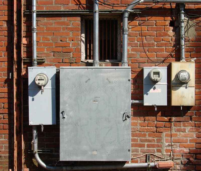 De oude baksteenbouw en elektrometers stock afbeelding De oude baksteenbouw en elektrometers stock afbeelding