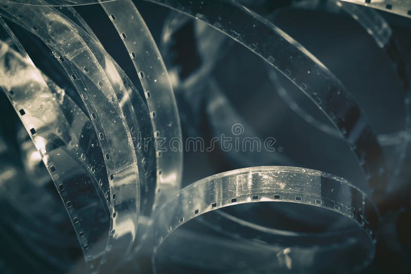 De oude oude bioskoop rolt, retro spoelen, filmstrip, fotografische film met harde korrel, stof en krassen Uitstekende dark stock foto De oude oude bioskoop rolt, retro spoelen, filmstrip, fotografische film met harde korrel, stof en krassen Uitstekende dark stock foto