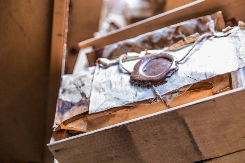 De oude bladen worden verzegeld met was in een houten vakje op het venster stock foto De oude bladen worden verzegeld met was in een houten vakje op het venster stock foto