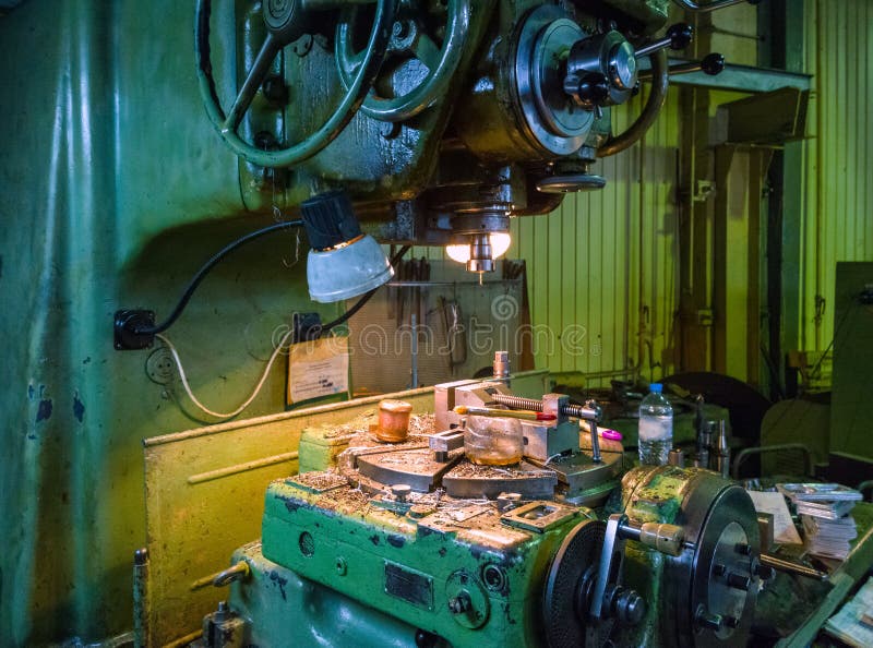 Oude, grote 5-assige freesmachine met handmatige bediening en draaitafel stock afbeelding