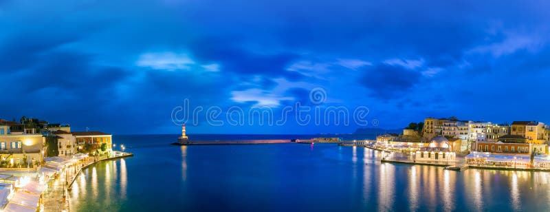 De oude haven van de panoramanacht, Chania, Kreta, Griekenland royalty-vrije stock foto's De oude haven van de panoramanacht, Chania, Kreta, Griekenland royalty-vrije stock foto's