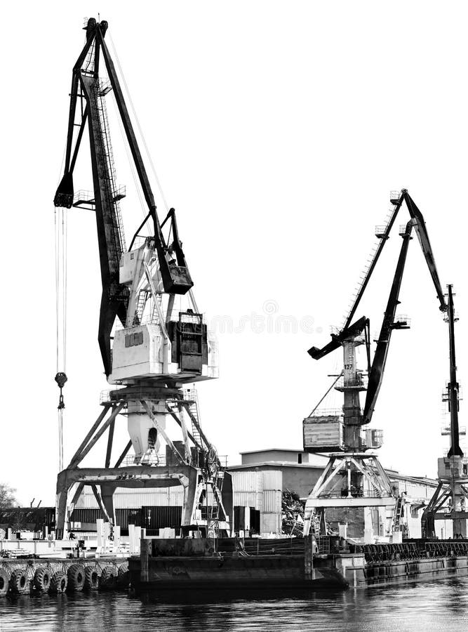 De oude het leegmaken kranen bij de haven Zwart-wit tegenover elkaar stellen stock afbeelding De oude het leegmaken kranen bij de haven Zwart-wit tegenover elkaar stellen stock afbeelding