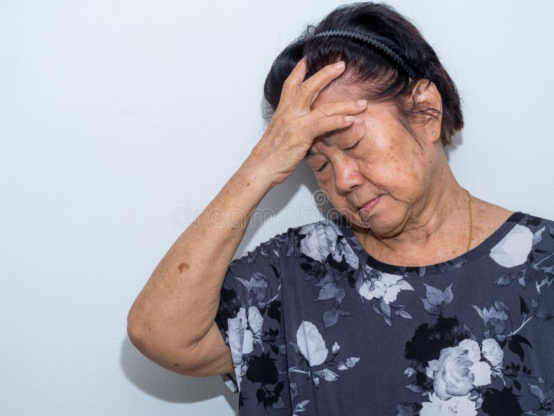 De oude hogere vrouw die en aan gezicht lijden behandelen met dient hoofdpijn en diepe depressie in emotionele wanorde, zorg en w stock fotografie De oude hogere vrouw die en aan gezicht lijden behandelen met dient hoofdpijn en diepe depressie in emotionele wanorde, zorg en w stock fotografie