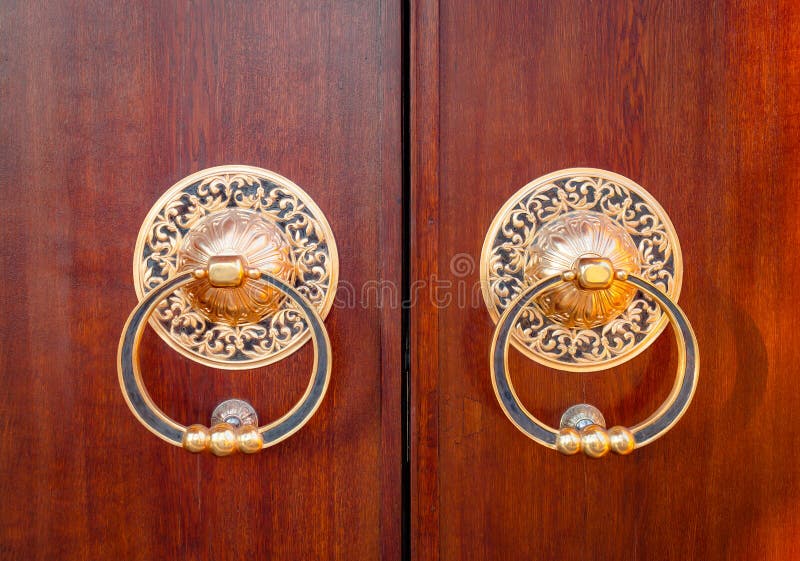 De oude houten poort met twee gouden deurkloppers belt close-up vooraanzicht Oud Deurfragment van Boeddhistische tempel Datsan royalty-vrije stock afbeeldingen De oude houten poort met twee gouden deurkloppers belt close-up vooraanzicht Oud Deurfragment van Boeddhistische tempel Datsan royalty-vrije stock afbeeldingen