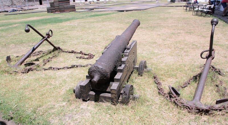 De oude ijzerkanonnen en sommige ankers op de vloer van Forte DE Santa Catarina doen Cabedelo in Joao Pessoa-stad Historische voo stock fotografie De oude ijzerkanonnen en sommige ankers op de vloer van Forte DE Santa Catarina doen Cabedelo in Joao Pessoa-stad Historische voo stock fotografie