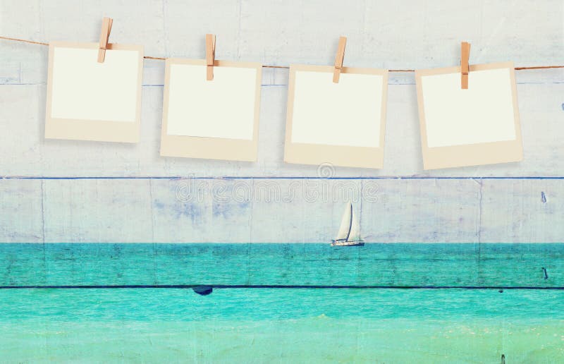 De oude kaders die van de polaroidfoto op een kabel met met dubbel blootstellingsbeeld van zeilboot bij horizon op het overzees e royalty-vrije stock foto De oude kaders die van de polaroidfoto op een kabel met met dubbel blootstellingsbeeld van zeilboot bij horizon op het overzees e royalty-vrije stock foto