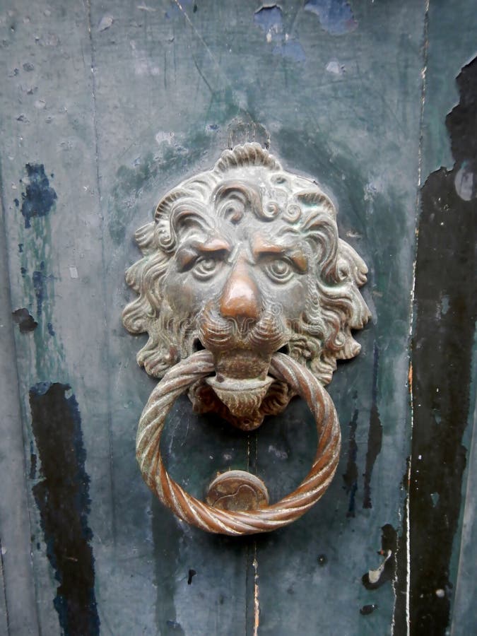 De oude kloppers van de messingsdeur, leeuw` s hoofd, Venetië royalty-vrije stock foto De oude kloppers van de messingsdeur, leeuw` s hoofd, Venetië royalty-vrije stock foto