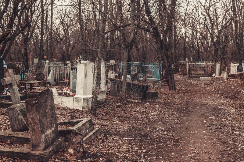 De oude monumenten van begraafplaatsgrafstenen van de geheimzinnigheid van de engelenmystiek spookgeesten brengen dood royalty-vrije stock foto's De oude monumenten van begraafplaatsgrafstenen van de geheimzinnigheid van de engelenmystiek spookgeesten brengen dood royalty-vrije stock foto's