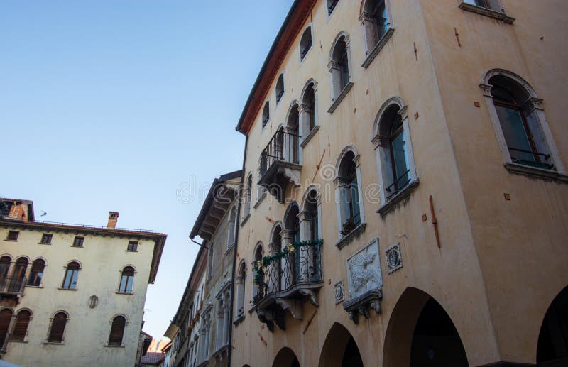 De oude paleizen van de piazza delle erbe in het stadscentrum van belluno