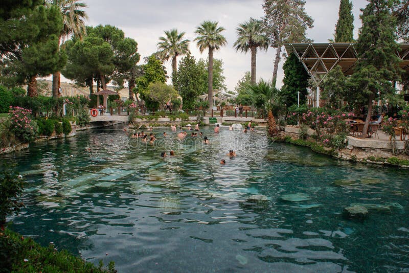 De oude pool van Cleopatra met turkooise water en kolommen stock afbeelding De oude pool van Cleopatra met turkooise water en kolommen stock afbeelding