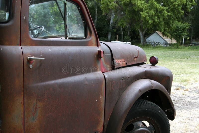De oude Roestige Pick-up van het Landbouwbedrijf royalty-vrije stock fotografie De oude Roestige Pick-up van het Landbouwbedrijf royalty-vrije stock fotografie