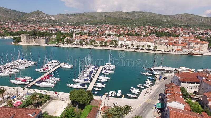 De oude stad van Trogir, dichtbij Spleet, Kroatië Luchtvideografie