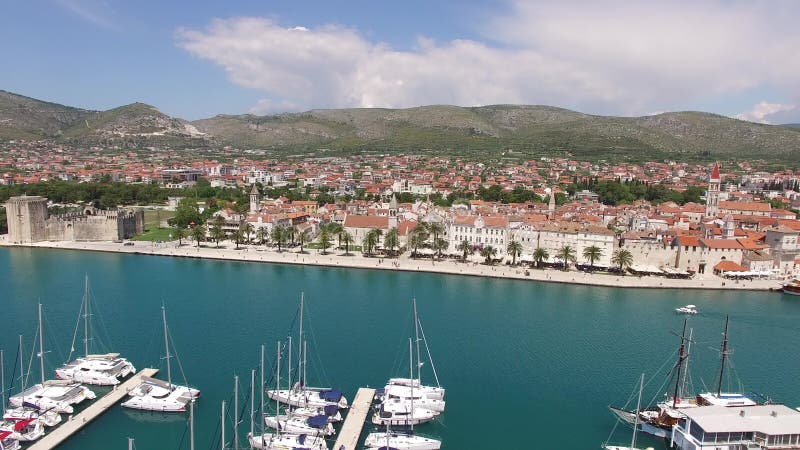 De oude stad van Trogir, dichtbij Spleet, Kroatië Luchtvideografie