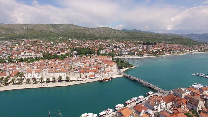 De oude stad van Trogir, dichtbij Spleet, Kroatië Luchtvideografie