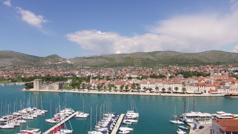 De oude stad van Trogir, dichtbij Spleet, Kroatië Luchtvideografie