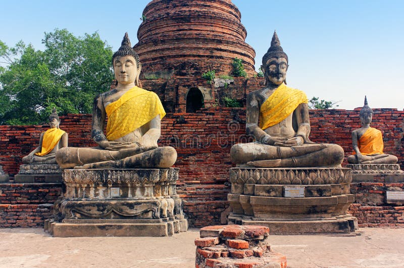 De oude standbeelden van Boedha en ruïnes van Wat Yai Chaimongkol-tempel in Ayutthaya, Thailand stock afbeelding De oude standbeelden van Boedha en ruïnes van Wat Yai Chaimongkol-tempel in Ayutthaya, Thailand stock afbeelding