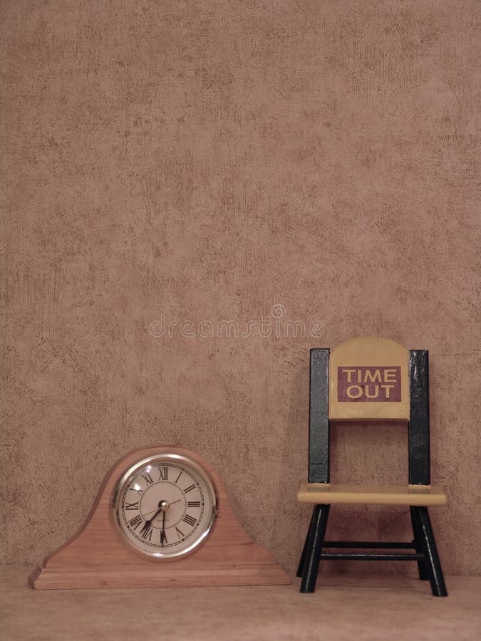De oude Stoel van het Kloktime out stock fotografie De oude Stoel van het Kloktime out stock fotografie