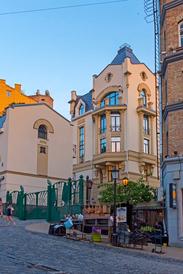 De oude straat wordt opgemaakt met een bestrating in de oude stad van Uzhhorod in het gebied Over de Karpaten, dichtbij stock afbeelding De oude straat wordt opgemaakt met een bestrating in de oude stad van Uzhhorod in het gebied Over de Karpaten, dichtbij stock afbeelding
