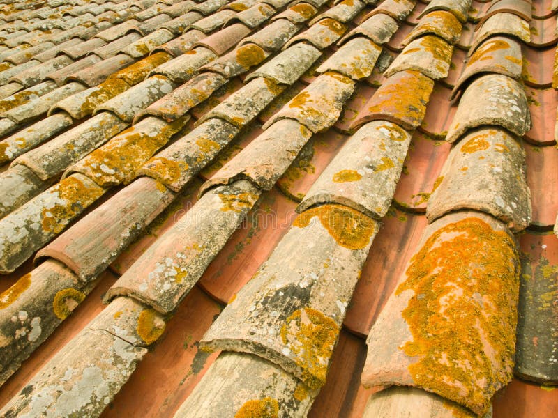 De oude tegels van het terracottadak royalty-vrije stock foto De oude tegels van het terracottadak royalty-vrije stock foto