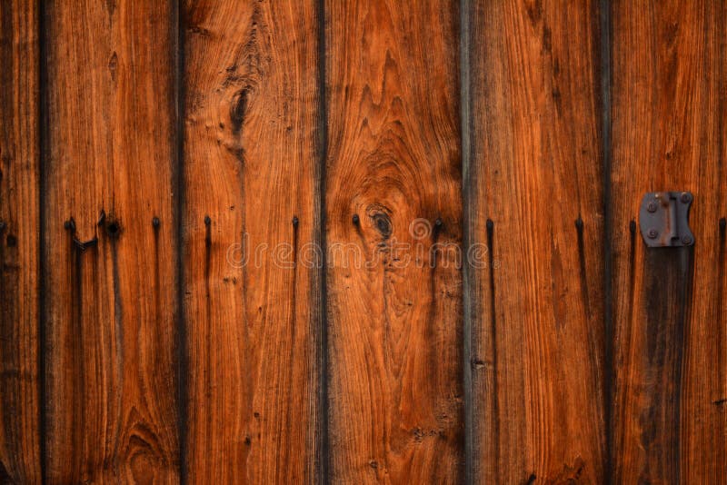 De oude uitstekende houten achtergrond van de staldeurtextuur stock foto De oude uitstekende houten achtergrond van de staldeurtextuur stock foto