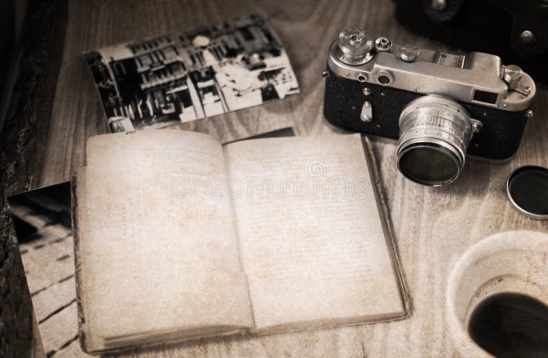 De ouderwetse camera, opende boek, kop van koffie