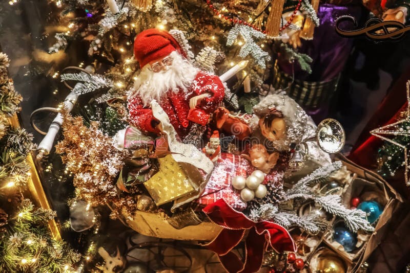 De ouderwetse Kerstmisvertoning met santa in zijn slee met stelt en een pop en retro Kerstmisornamenten voor een boom voor - royalty-vrije stock afbeeldingen De ouderwetse Kerstmisvertoning met santa in zijn slee met stelt en een pop en retro Kerstmisornamenten voor een boom voor - royalty-vrije stock afbeeldingen