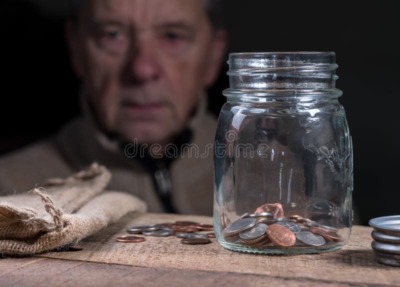 De oudste trok de Kaukasische mens terug die het blijven bekijken besparingen stock fotografie De oudste trok de Kaukasische mens terug die het blijven bekijken besparingen stock fotografie