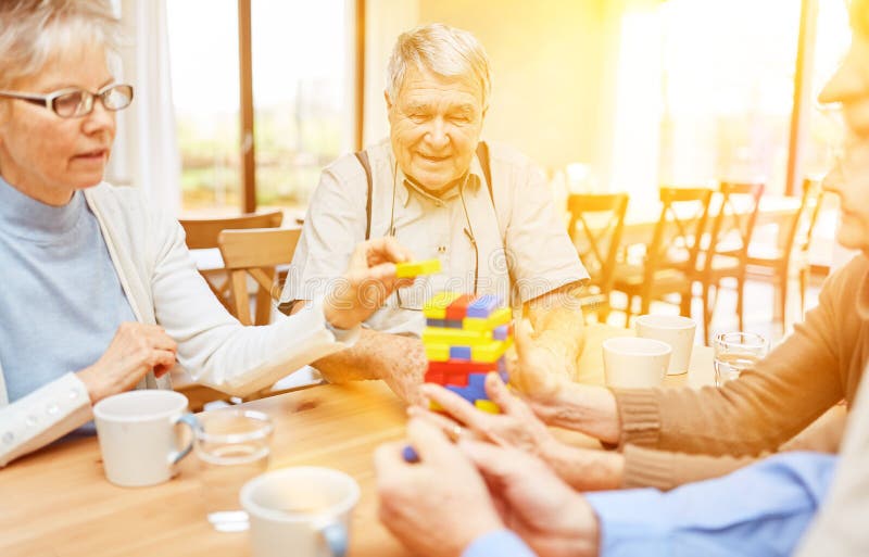 De oudsten met zwakzinnigheid en Alzheimer spelen royalty-vrije stock foto De oudsten met zwakzinnigheid en Alzheimer spelen royalty-vrije stock foto