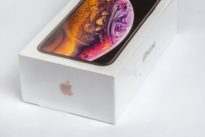 12 de outubro de 2018 - Kiev, Ucrânia: O Iphone o mais atrasado XS em caixa fechada na tabela branca O smatrtphone o mais novo de foto de stock 12 de outubro de 2018 - Kiev, Ucrânia: O Iphone o mais atrasado XS em caixa fechada na tabela branca O smatrtphone o mais novo de foto de stock