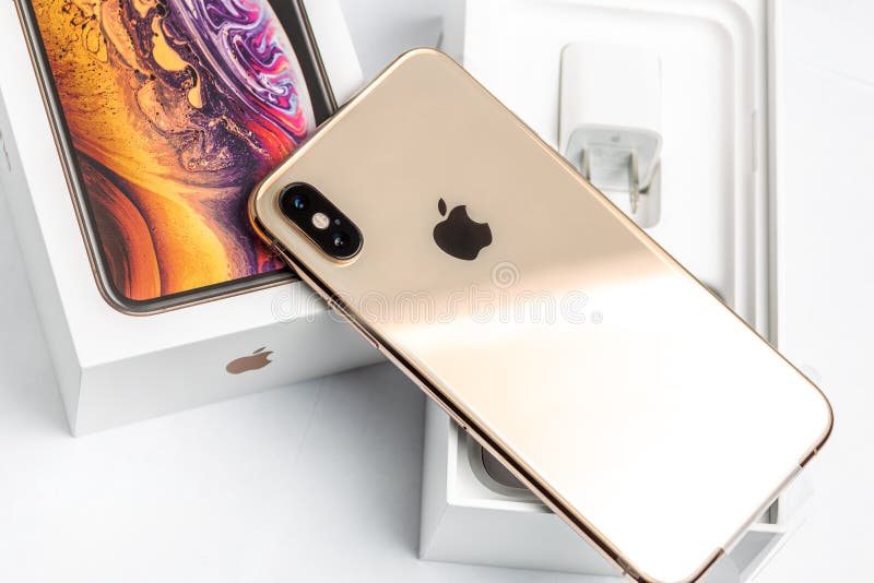 12 de outubro de 2018 - Kiev, Ucrânia: O Iphone o mais atrasado XS na caixa aberta na tabela branca O smartphone o mais novo de A fotos de stock royalty free 12 de outubro de 2018 - Kiev, Ucrânia: O Iphone o mais atrasado XS na caixa aberta na tabela branca O smartphone o mais novo de A fotos de stock royalty free