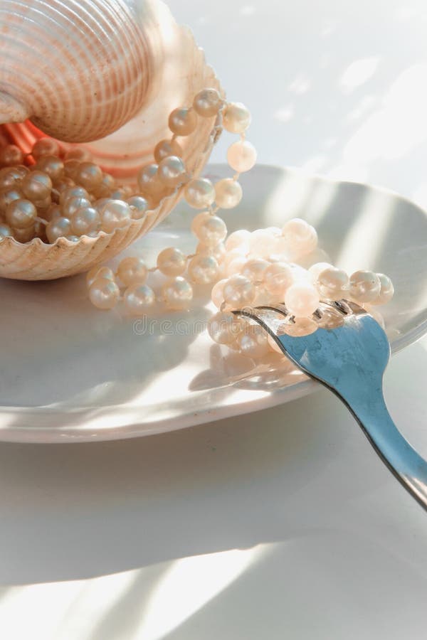 De overvloed van het leven - kostbare halsband van roze parels in de schotel van lot Luxelevensstijl stock afbeeldingen De overvloed van het leven - kostbare halsband van roze parels in de schotel van lot Luxelevensstijl stock afbeeldingen