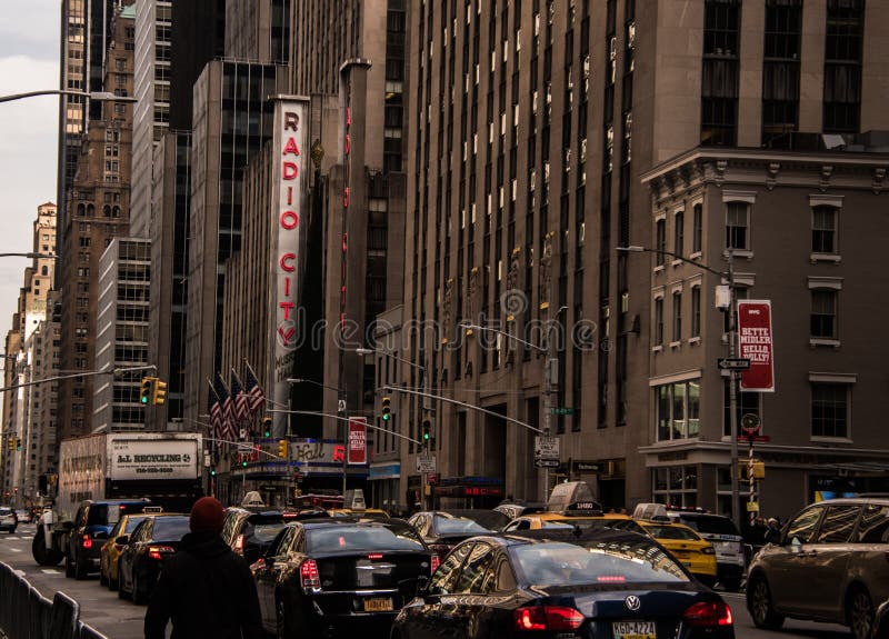 De overvolle weg van New York met een mening van de Radiozaal van de Stadsmuziek royalty-vrije stock fotografie De overvolle weg van New York met een mening van de Radiozaal van de Stadsmuziek royalty-vrije stock fotografie