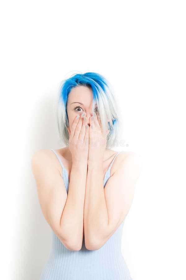 De overweldigde jonge vrouw van de hipstertiener royalty-vrije stock afbeeldingen De overweldigde jonge vrouw van de hipstertiener royalty-vrije stock afbeeldingen
