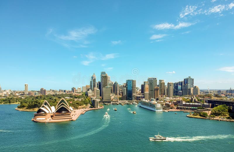 De overweldigende brede mening van de hoek luchthommel van Sydney Harbour met het Operahuis stock afbeelding De overweldigende brede mening van de hoek luchthommel van Sydney Harbour met het Operahuis stock afbeelding