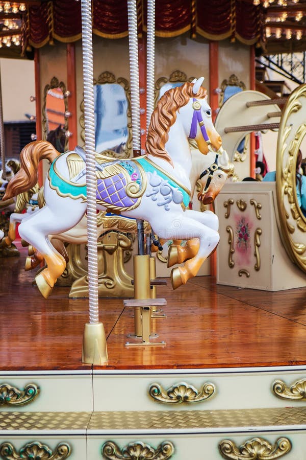 De paarden op Vrolijk Carnaval gaan rond royalty-vrije stock fotografie De paarden op Vrolijk Carnaval gaan rond royalty-vrije stock fotografie