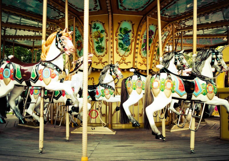 De paarden op Vrolijk Carnaval gaan rond stock foto De paarden op Vrolijk Carnaval gaan rond stock foto
