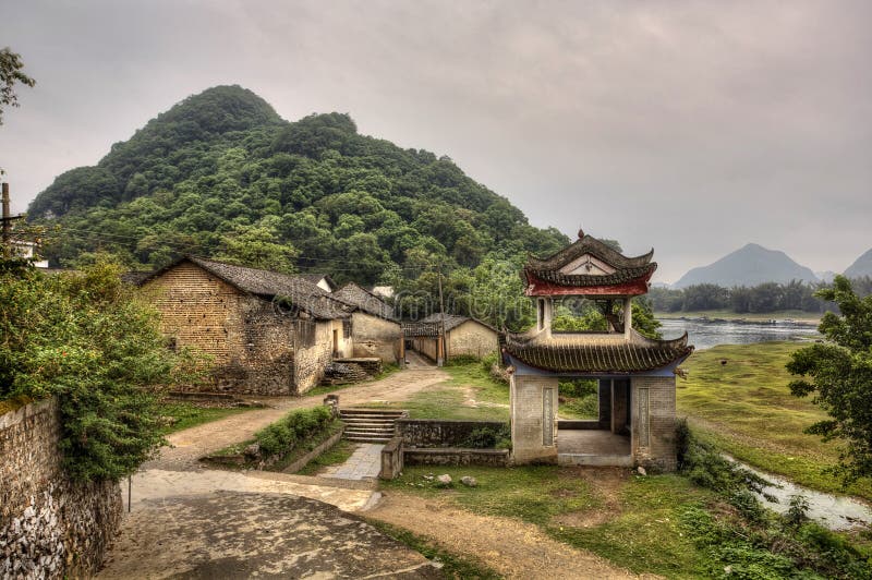 De pagode van de steenas bij ingang aan bergdorp, landelijk China royalty-vrije stock foto De pagode van de steenas bij ingang aan bergdorp, landelijk China royalty-vrije stock foto