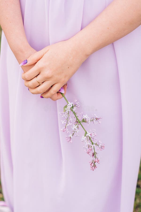 De palmen van het meisje in gevoelige kleur met een boeket van bloemen stock foto's De palmen van het meisje in gevoelige kleur met een boeket van bloemen stock foto's