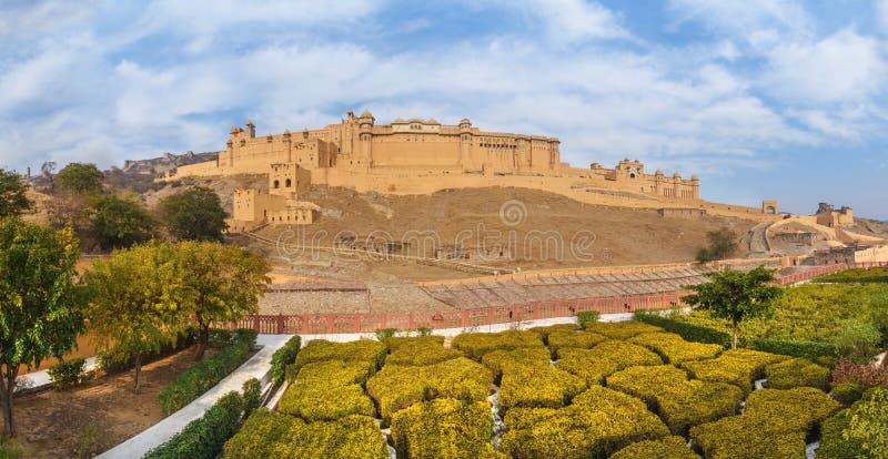 De panoramamening van Amberfort en het paleis van Kesar Kyari Bagh tuinieren op Maotha-Meer Rajasthan India stock foto's De panoramamening van Amberfort en het paleis van Kesar Kyari Bagh tuinieren op Maotha-Meer Rajasthan India stock foto's