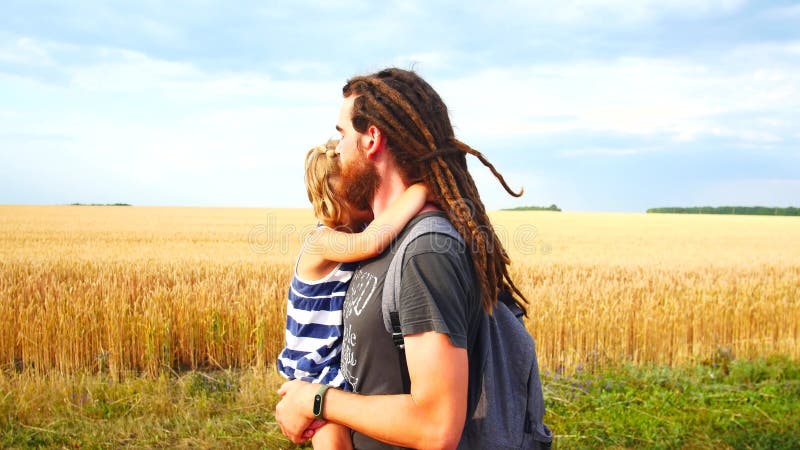 De papa vervoert dochter in zijn wapens Gang in het platteland stock videobeelden De papa vervoert dochter in zijn wapens Gang in het platteland stock videobeelden