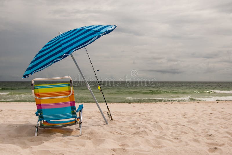De Paraplu en de Stoel van het strand royalty-vrije stock afbeeldingen De Paraplu en de Stoel van het strand royalty-vrije stock afbeeldingen