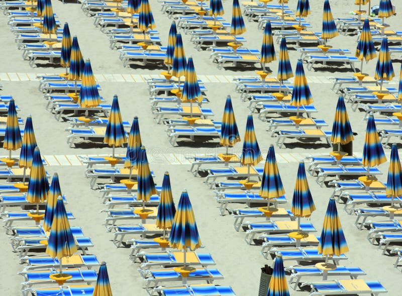 De paraplu's van het strand en sunbeds stock foto De paraplu's van het strand en sunbeds stock foto