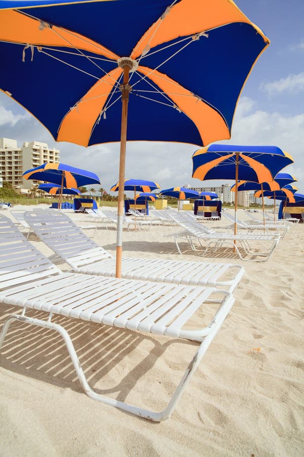 De Paraplu's van het Strand van het zuiden en de Stoelen van de Zitkamer royalty-vrije stock afbeeldingen De Paraplu's van het Strand van het zuiden en de Stoelen van de Zitkamer royalty-vrije stock afbeeldingen
